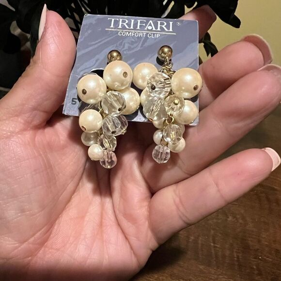 🆕 VINTAGE TRIFARI FAUX PEARL CLIPS EARRINGS - Picture 2 of 3